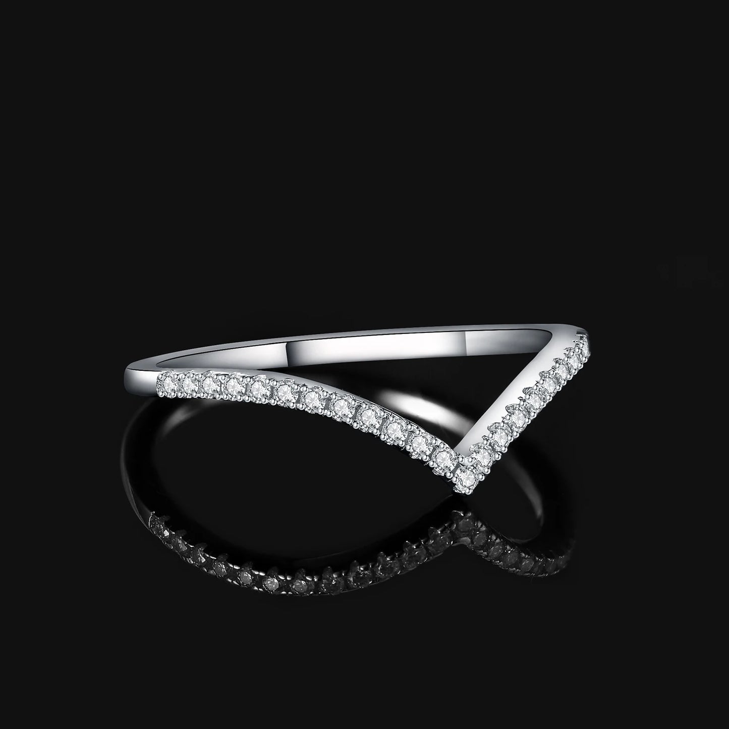 Féliza V-Shaped Ring – A Bold Minimalist Statement in 925 Sterling Silver
