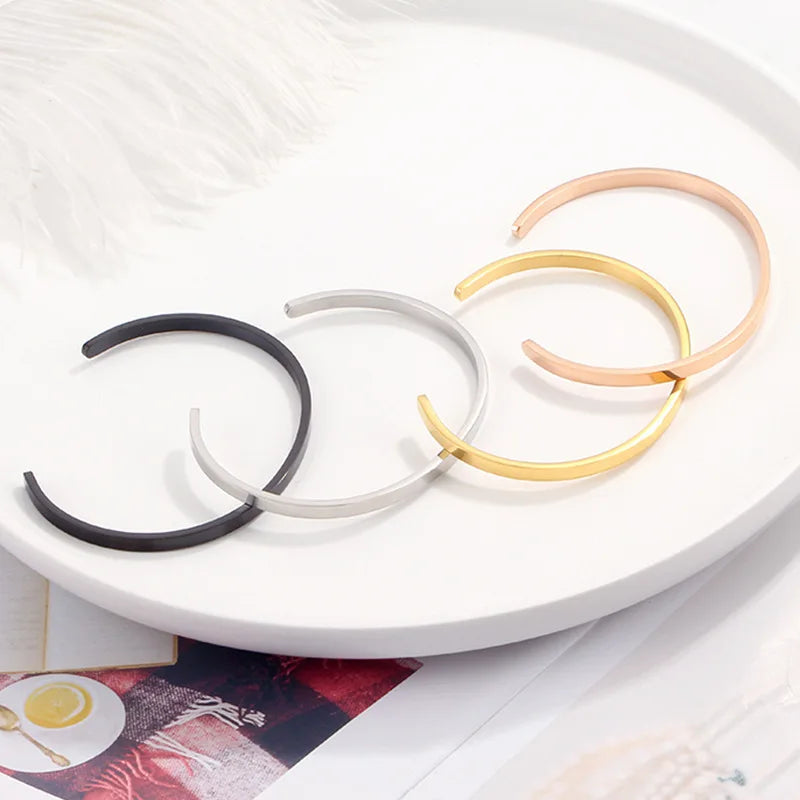 Féliza Open Cuff Bracelet – Minimalist Elegance with Modern Charm