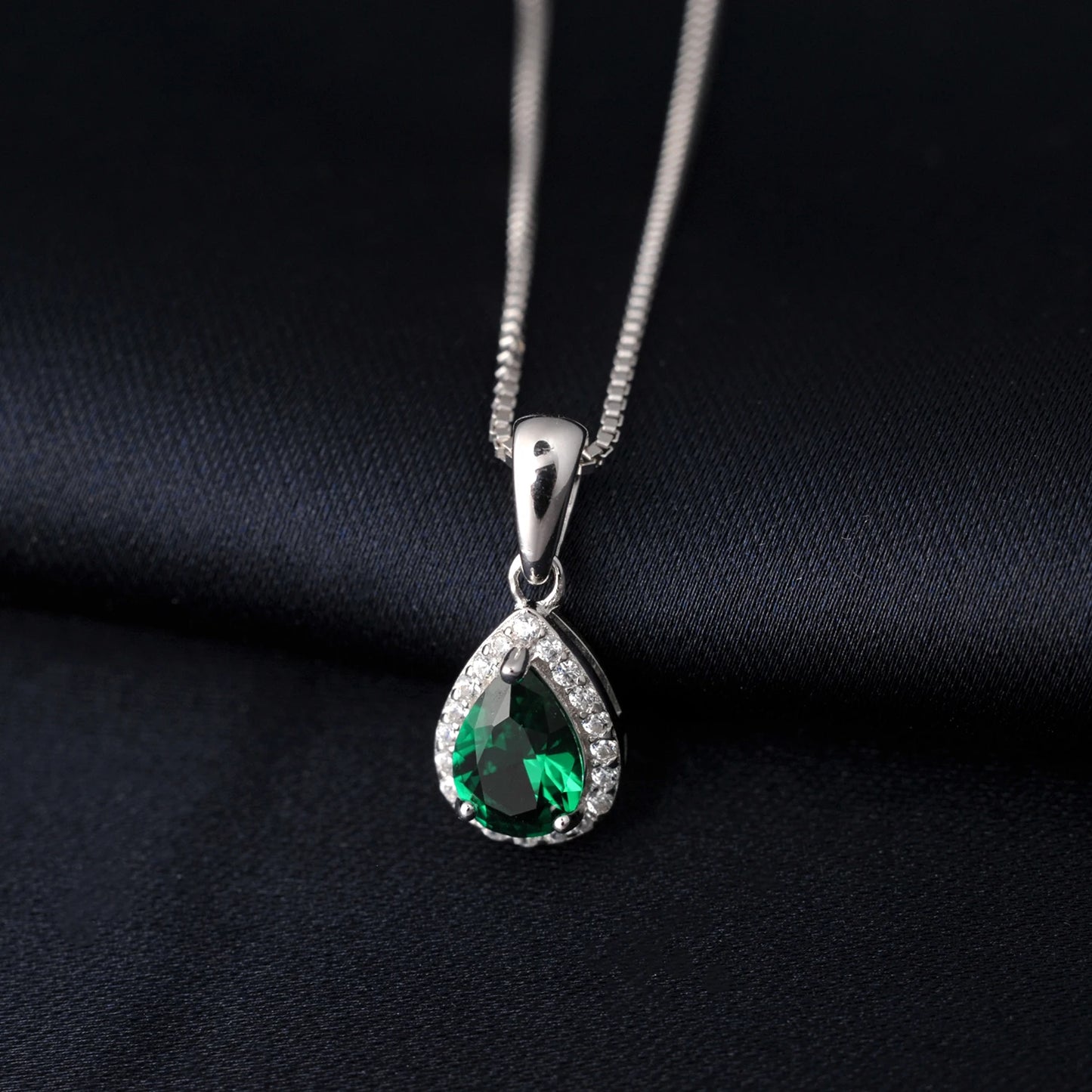 Féliza Emerald and Pearl Necklace – The Perfect Harmony of Royal Elegance and Timeless Grace