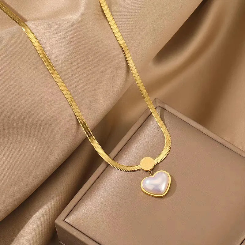 Féliza Vintage Butterfly Necklace – Timeless Elegance with a Retro Touch