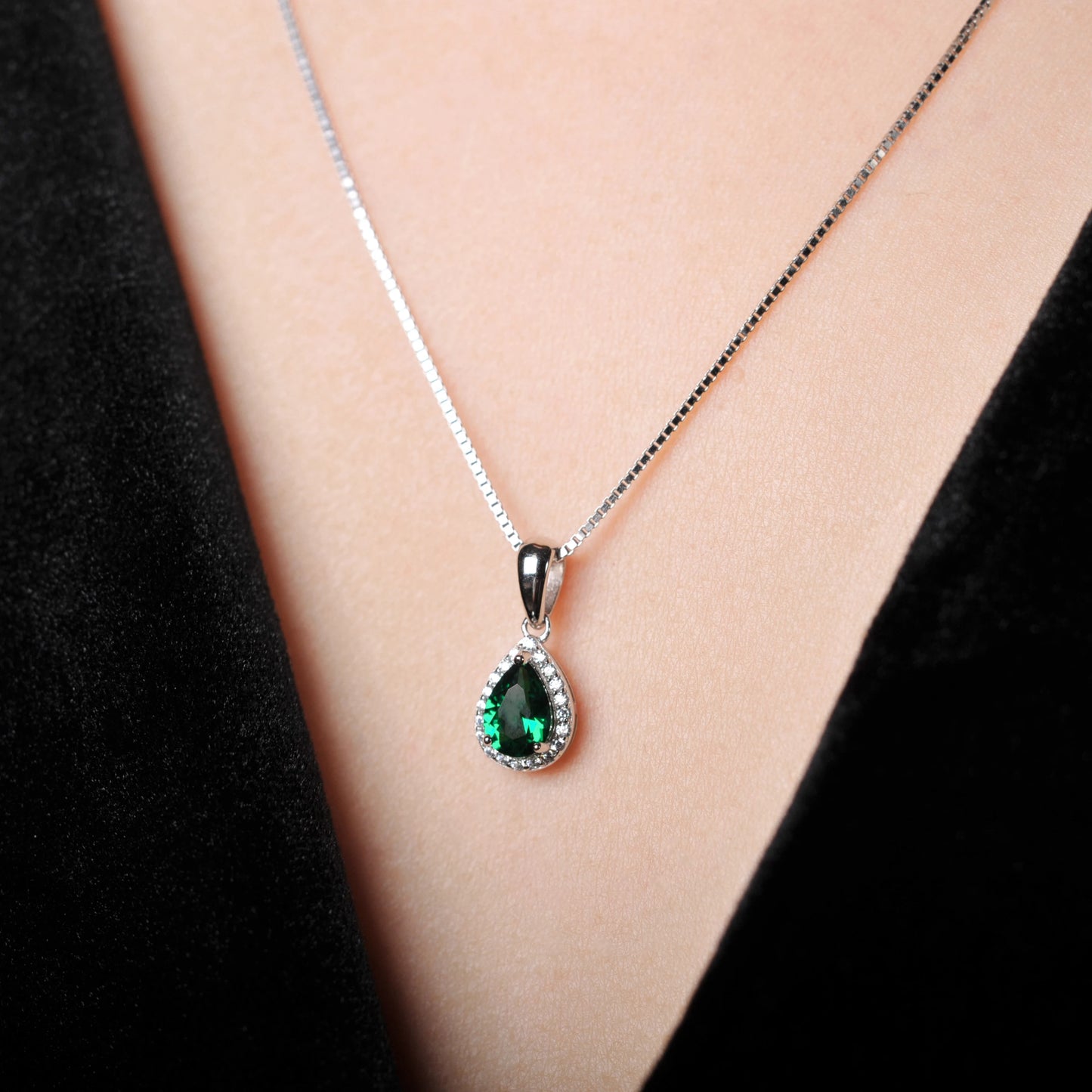 Féliza Emerald and Pearl Necklace – The Perfect Harmony of Royal Elegance and Timeless Grace