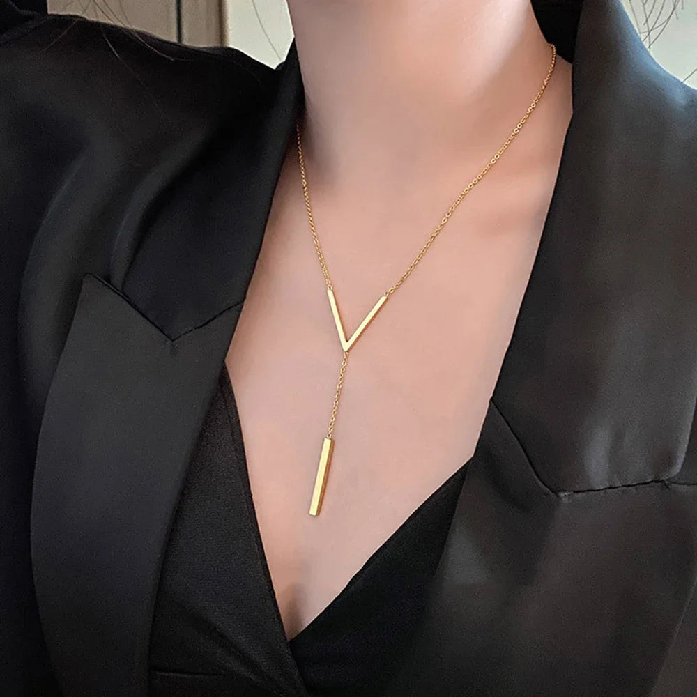 Féliza Golden V Necklace – A Bold Statement of Minimalist Luxury