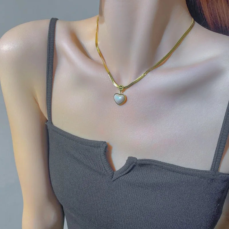 Féliza Vintage Butterfly Necklace – Timeless Elegance with a Retro Touch