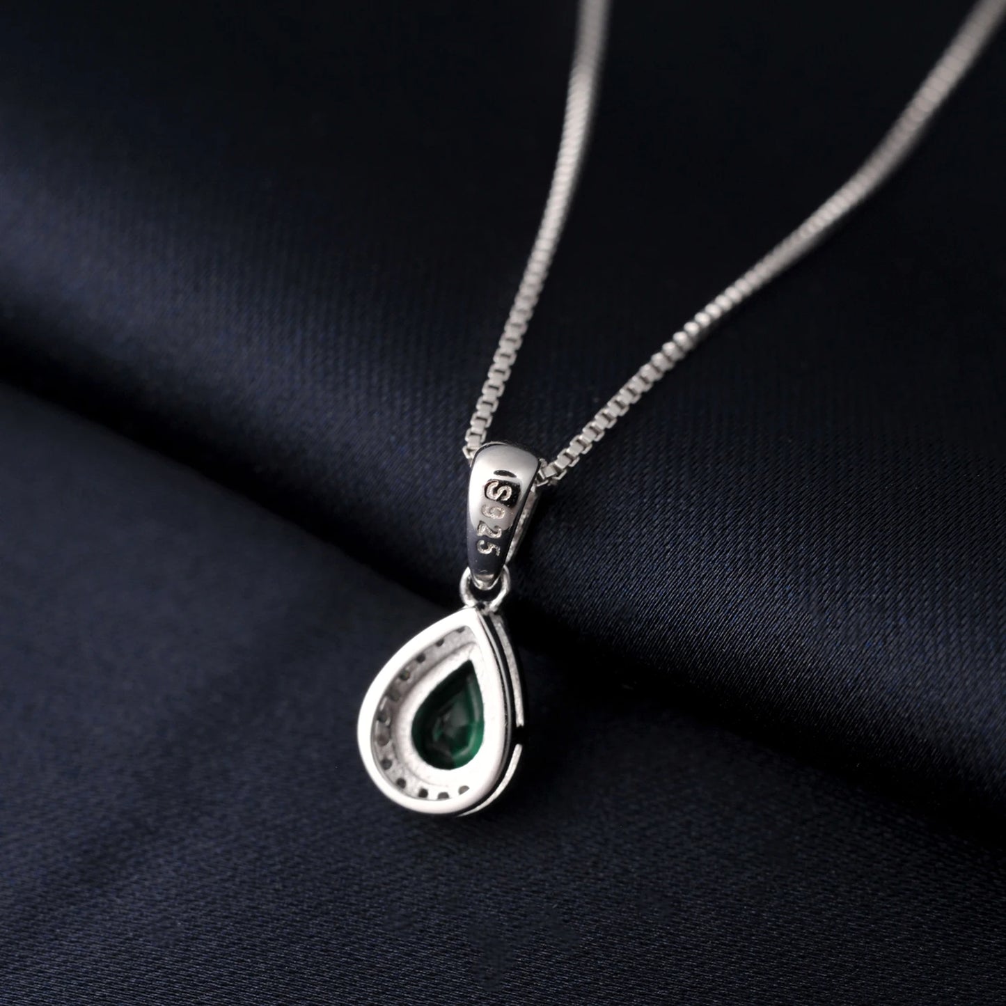 Féliza Emerald and Pearl Necklace – The Perfect Harmony of Royal Elegance and Timeless Grace