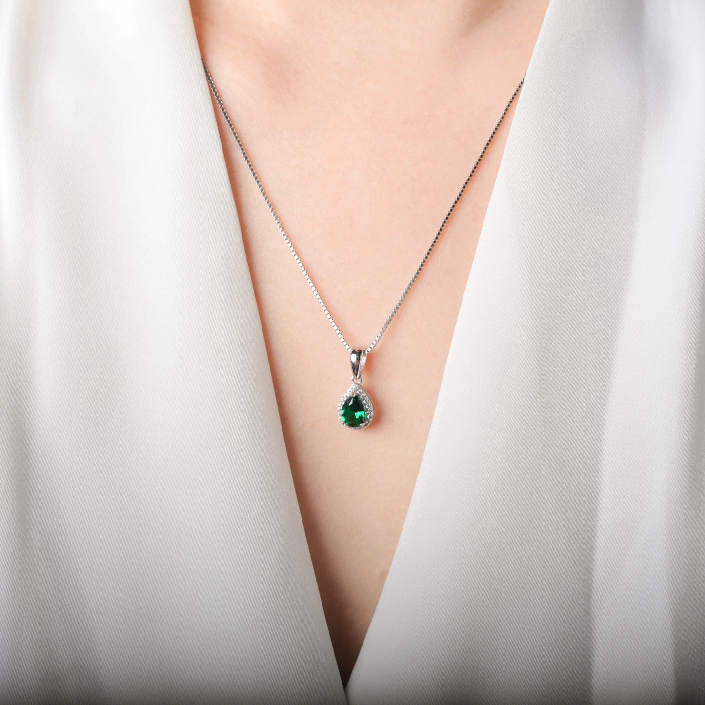 Féliza Emerald and Pearl Necklace – The Perfect Harmony of Royal Elegance and Timeless Grace