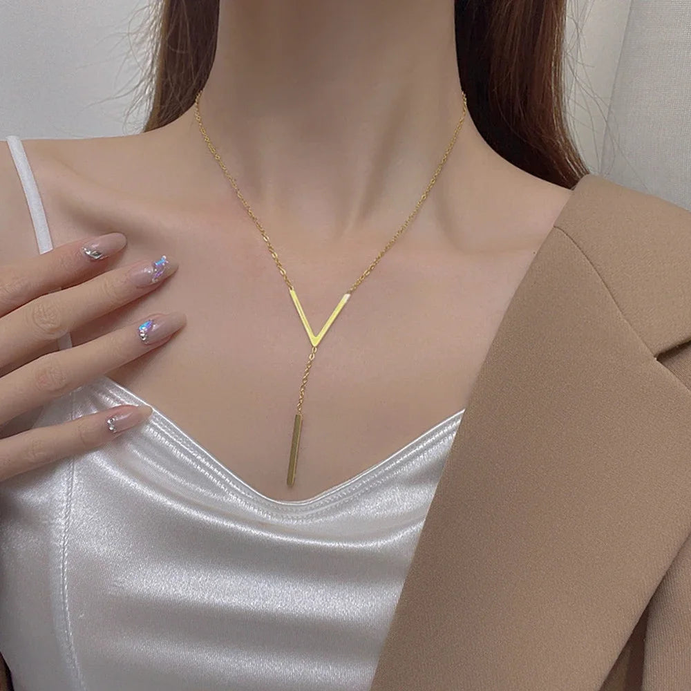 Féliza Golden V Necklace – A Bold Statement of Minimalist Luxury