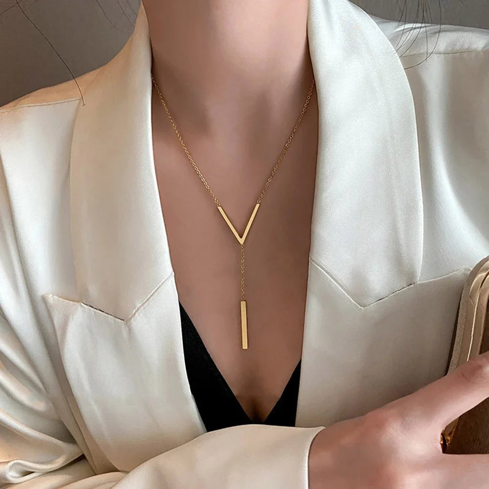 Féliza Golden V Necklace – A Bold Statement of Minimalist Luxury